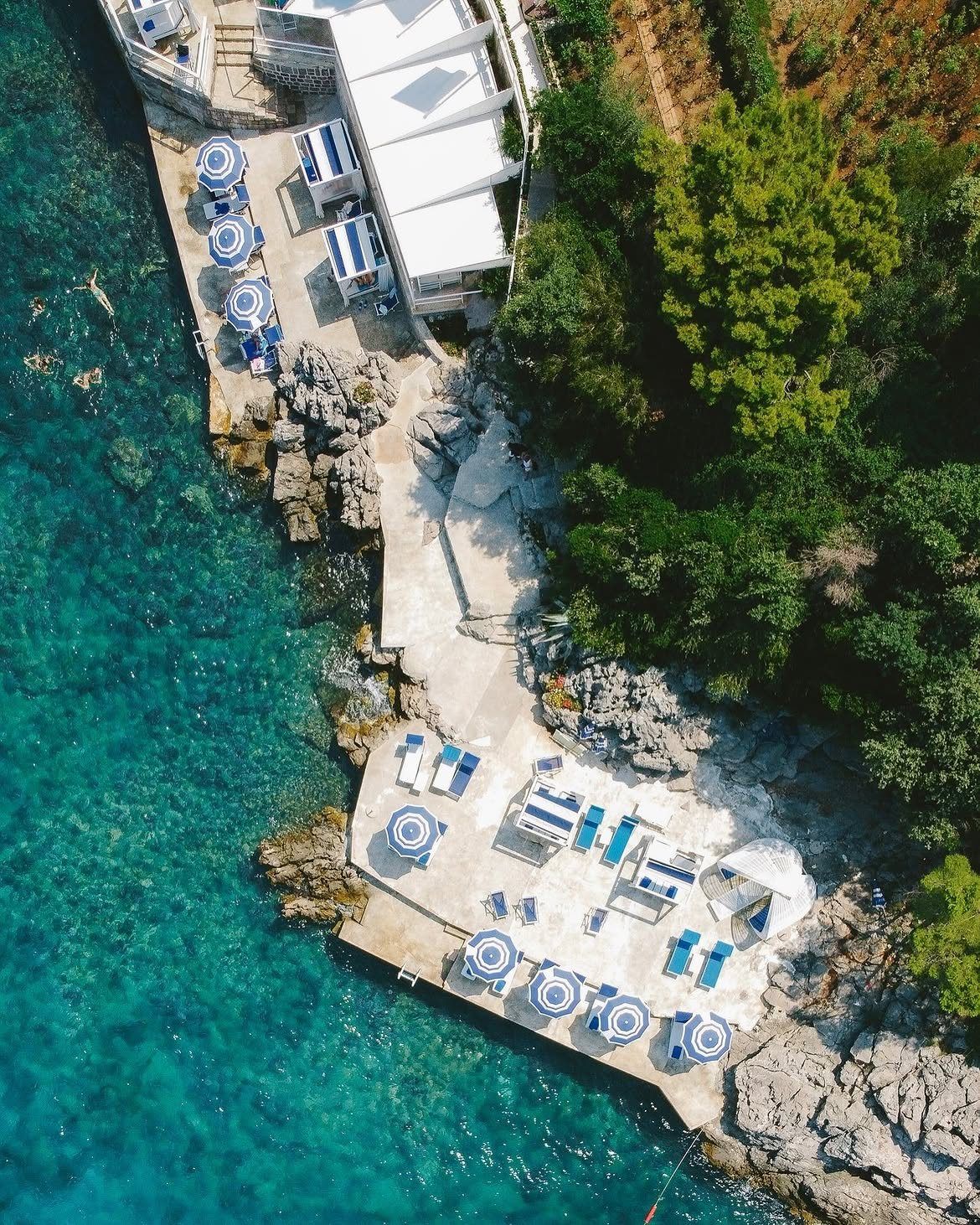 Ribarsko Selo iz vazduha: restoran, terase i plaža na vrhu Luštice kod Žanjica, tirkizno more